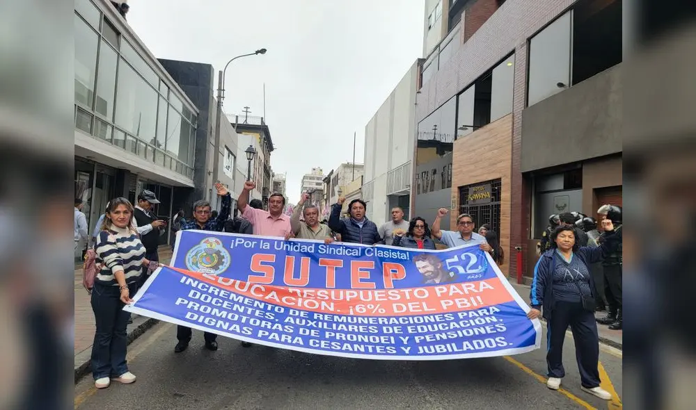 En Lima. Dirigencia del Sutep marchó hacia el Congreso. Piden mejoras salariales.