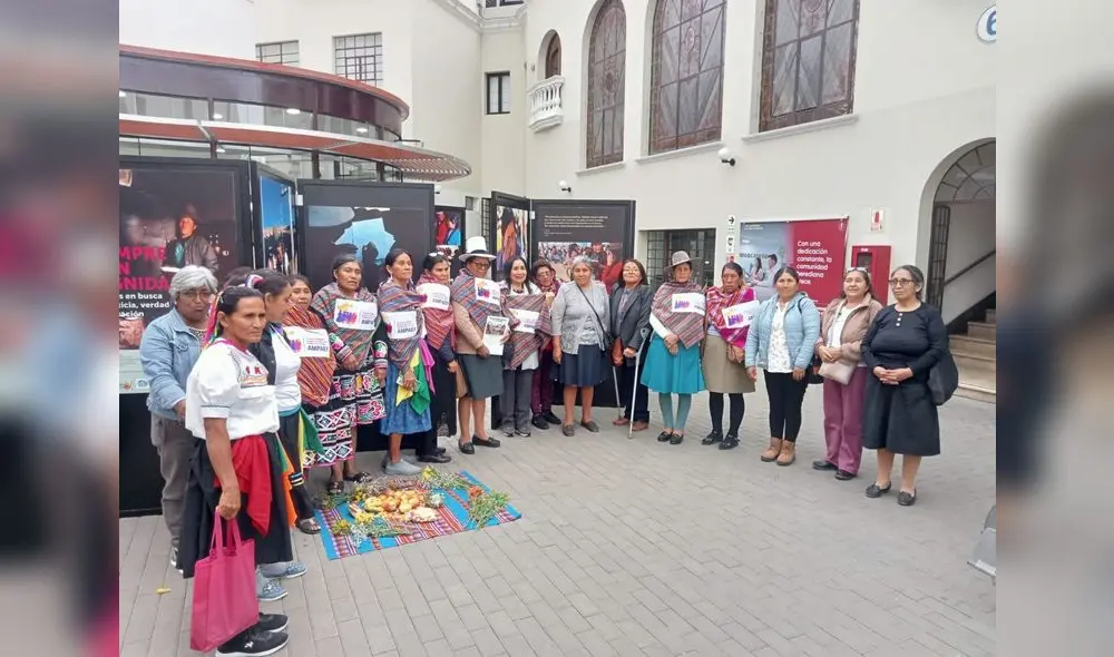 Mujeres afectadas por el programa de control de natalidad llegaron desde distintos puntos del país a la ceremonia de inauguración.
