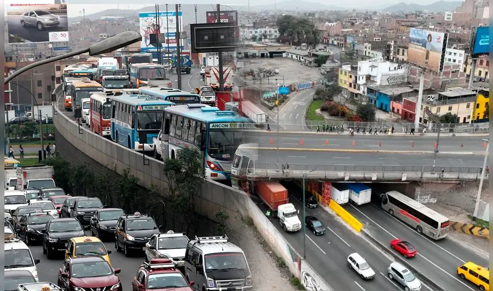 El tráfico en Lima ha afectado a cientos de personas que buscaban movilizarse de San Juan de Lurigancho al centro de Lima. Foto: composición LR/Andina El tráfico en Lima ha afectado a cientos de personas que buscaban movilizarse de San Juan de Lurigancho al centro de Lima. Foto: composición LR/Andina