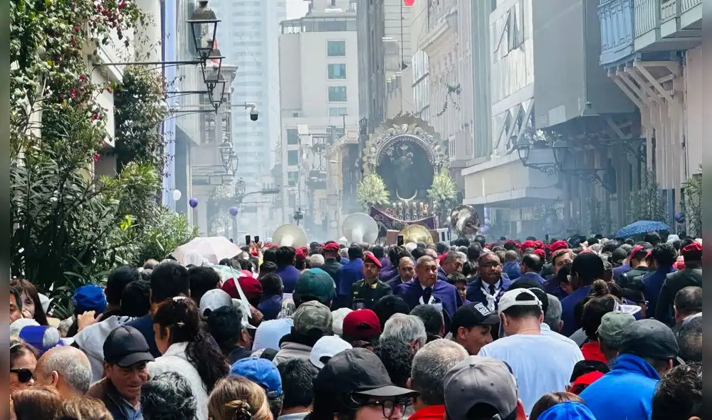 Miles acompañaron el segundo recorrido del Señor de los Milagros. Fiorella Alvarado / URPI Miles acompañaron el segundo recorrido del Señor de los Milagros. Fiorella Alvarado / URPI