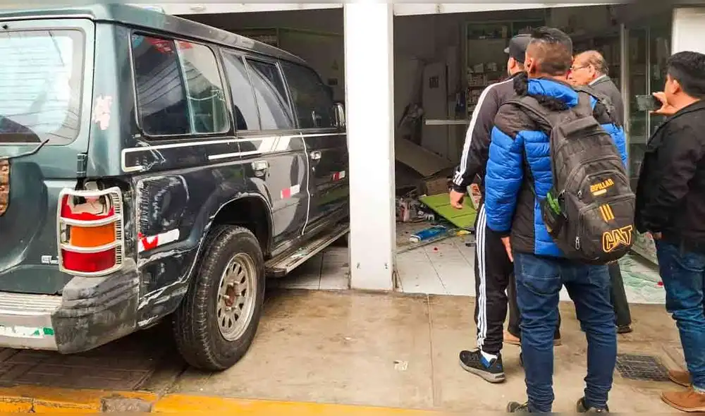 El conductor, Moisés Condori, estaba ebrio y perdió el control del vehículo. Tras chocar una mototaxi, intentó huir, pero fue detenido por transeúntes. Foto: composición LR/La República