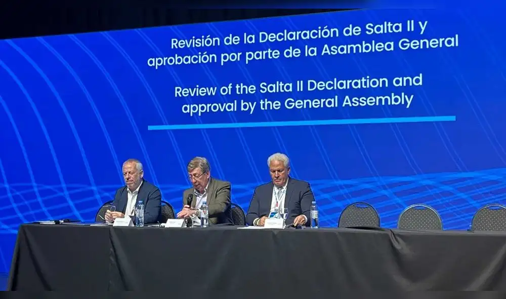 En imagen, los copresidentes de la Subcomisión de Salta II, Martín Etchevers y Gustavo Mohme (izquierda y derecha), junto a Roberto Rock (centro). Foto: Foto: X / SIP En imagen, los copresidentes de la Subcomisión de Salta II, Martín Etchevers y Gustavo Mohme (izquierda y derecha), junto a Roberto Rock (centro). Foto: Foto: X / SIP