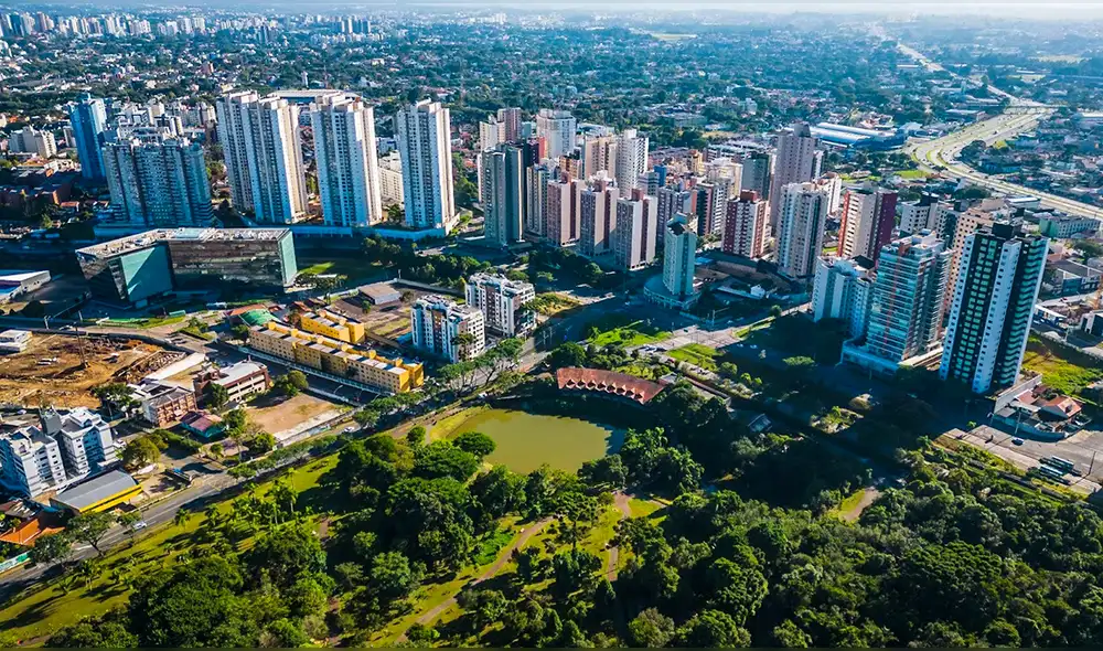 Recomendaciones para visitar Curitiba incluyen el Museo Oscar Niemeyer y el Jardín Botánico. Los meses de febrero y marzo son ideales para disfrutar del clima agradable y el carnaval local, que destaca en la agenda turística. Foto: Turchet Travel