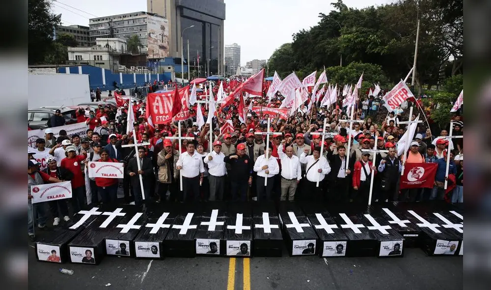 Al cielo. Compañeros de los 24 dirigentes asesinados les dedicaron una oración. Foto: John Reyes/La República Al cielo. Compañeros de los 24 dirigentes asesinados les dedicaron una oración. Foto: John Reyes/La República