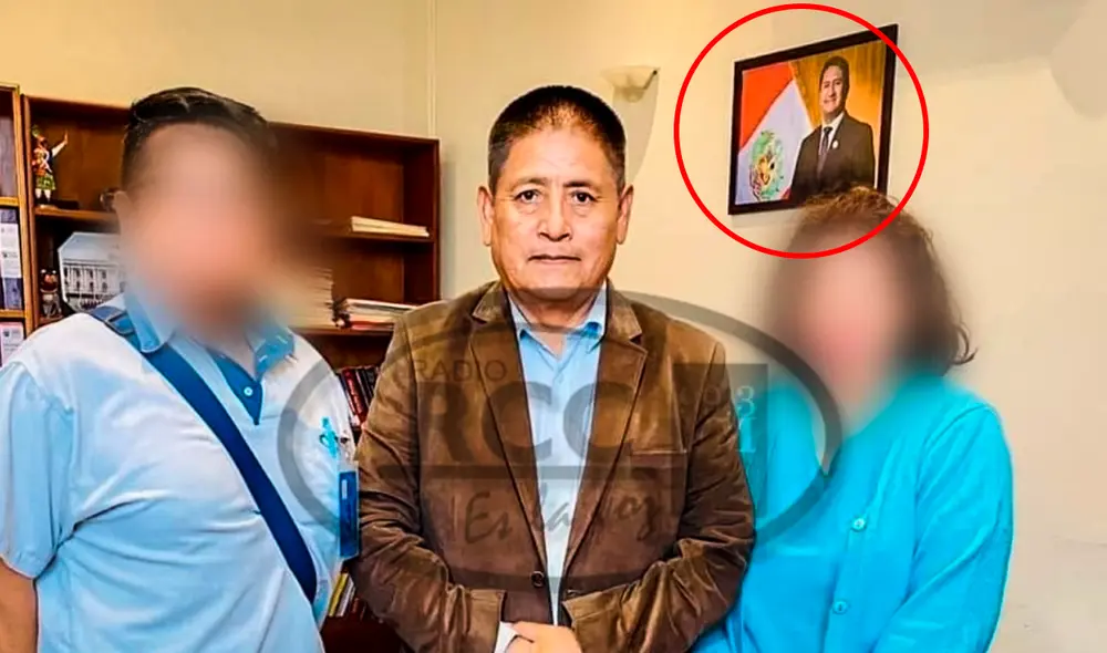 Congresista Isaac Mita mantiene foto de Vladimir Cerrón en su despacho a pesar de su sentencia. Foto: Radio RCC Tacna Congresista Isaac Mita mantiene foto de Vladimir Cerrón en su despacho a pesar de su sentencia. Foto: Radio RCC Tacna