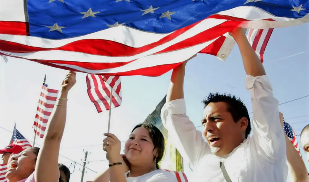 La residencia legal en Estados Unidos, comúnmente conocida como "Green Card", permite a los extranjeros vivir y trabajar permanentemente en el país. Foto: Directorio Cubano La residencia legal en Estados Unidos, comúnmente conocida como "Green Card", permite a los extranjeros vivir y trabajar permanentemente en el país. Foto: Directorio Cubano