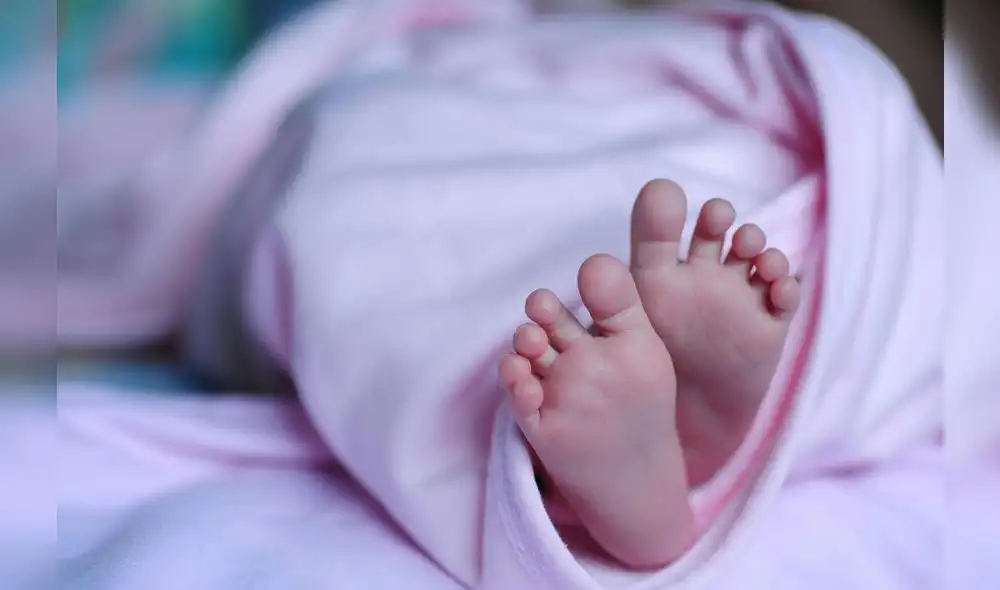 La secuenciación genética permite identificar enfermedades genéticas tratables en recién nacidos que no se detectan con el cribado neonatal tradicional. Foto: Pexels
