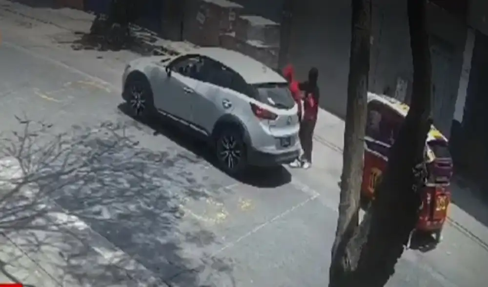 Sujetos siguieron a su vpictima en una camioneta blanca. La Policía investiga el caso. Foto: captura de pantalla/ América TV