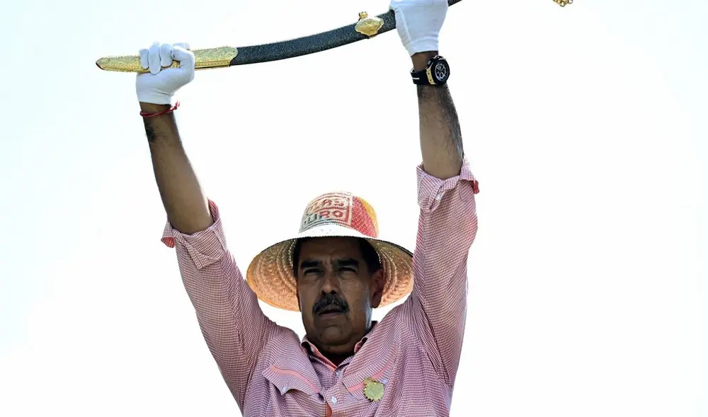 Maduro con una réplica de la espada de Bolívar durante un mitin, en la campaña de este año que termino con su elección fraudulenta. Foto: AFP