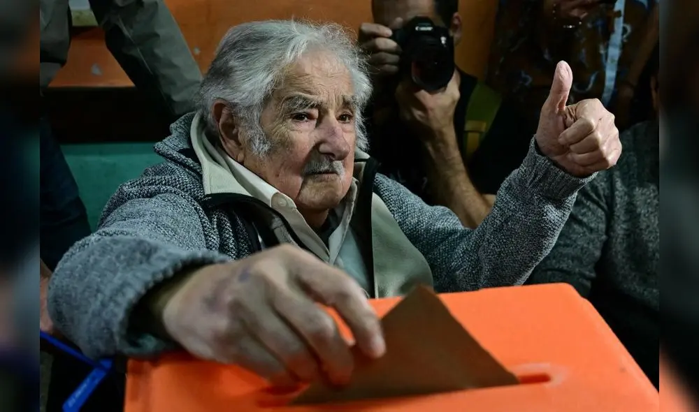 El exmandatario uruguayo llegó a la escuela N°149 del Cerro pocos minutos después de la apertura de los comicios. Foto: AFP