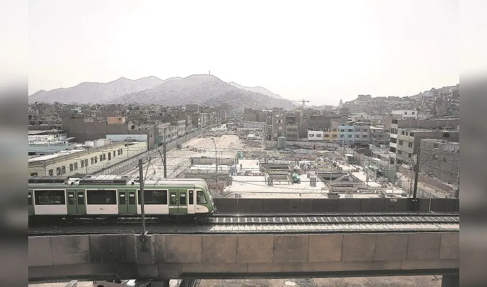 Interconexión. En esta vía elevada de la Línea 1 debe construirse la nueva estación 28 de Julio. Detrás las obras de la Línea 2. Foto: Marco Cotrina/La República