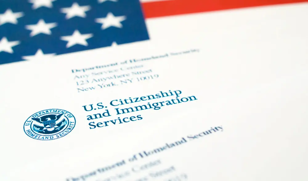 USCIS emitió un aviso en sus cuentas oficiales para advertir que aquellos que recibieron un mensaje deben responder lo más rápido posible. Foto: Telemundo USCIS emitió un aviso en sus cuentas oficiales para advertir que aquellos que recibieron un mensaje deben responder lo más rápido posible. Foto: Telemundo