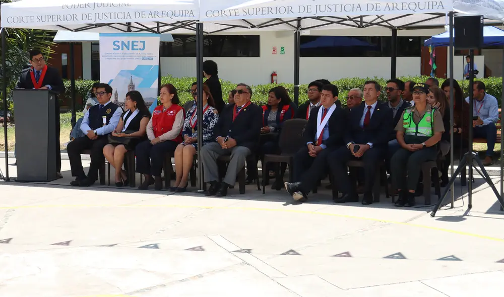 El presidente de la Corte Superior de Justicia de Arequipa, destacó el interés de estudiantes y docentes en conocer los canales de denuncia ante la violencia familiar. El presidente de la Corte Superior de Justicia de Arequipa, destacó el interés de estudiantes y docentes en conocer los canales de denuncia ante la violencia familiar.