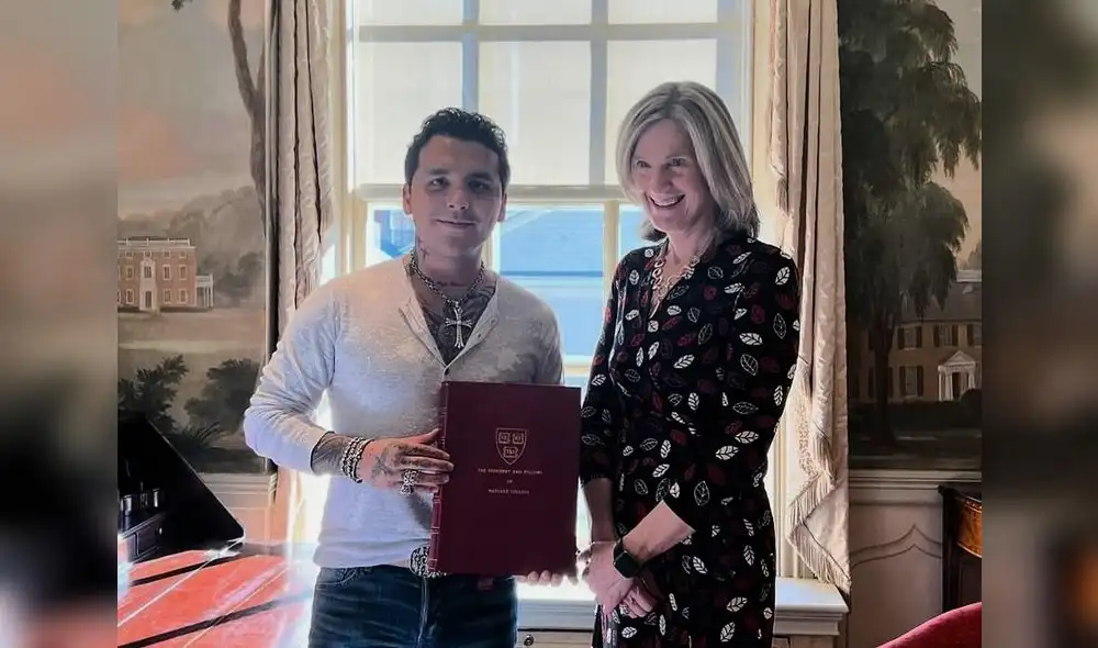 El cantante mexicano recibió un premio por su carrera artística. Foto: Composición LR/Amexi