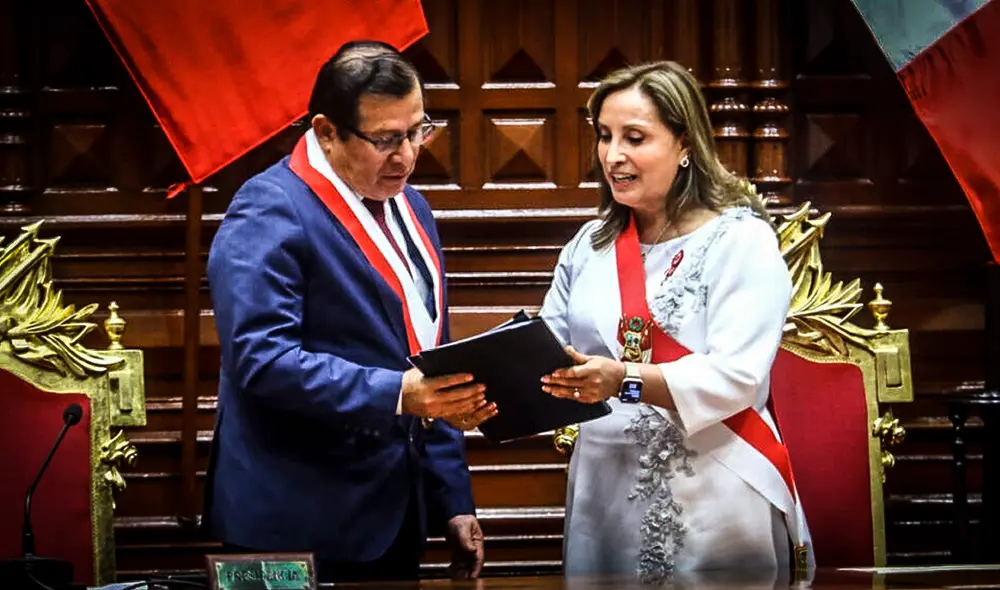 Dina Boluarte junto a Salhuana en el Congreso de la República. Foto: composición LR Dina Boluarte junto a Salhuana en el Congreso de la República. Foto: composición LR