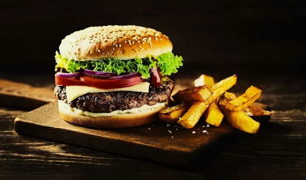 Las hamburguesas son unas de los platos más reconocidos a nivel mundial. Foto: Composición LR/Perú Retail Las hamburguesas son unas de los platos más reconocidos a nivel mundial. Foto: Composición LR/Perú Retail