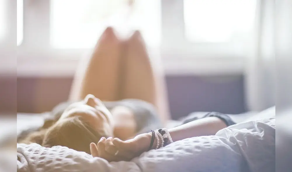 Esta mujer padece de un trastorno médico que la obliga a tener una excitación genital persistente. Foto: IA