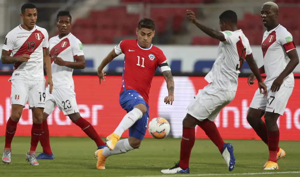 Felipe Mora estuvo presente en el último Perú vs. Chile que jugaron por las Eliminatorias 2026. Foto: AFP