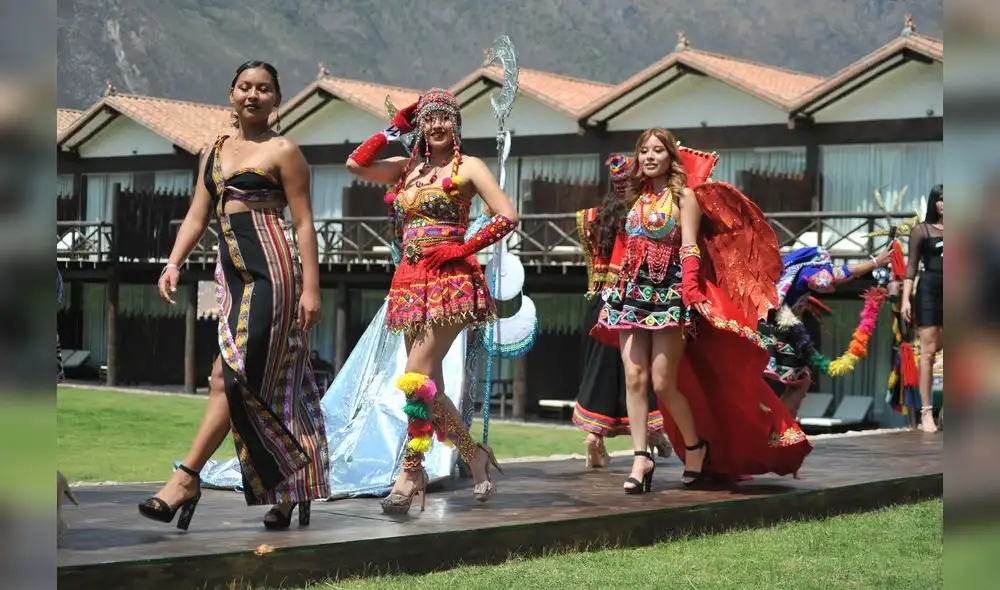Modelos desfilaron teniendo como escenario  el Valle Sagrado donde hicieron gala de  trajes de colores andinos. Foto: difusión