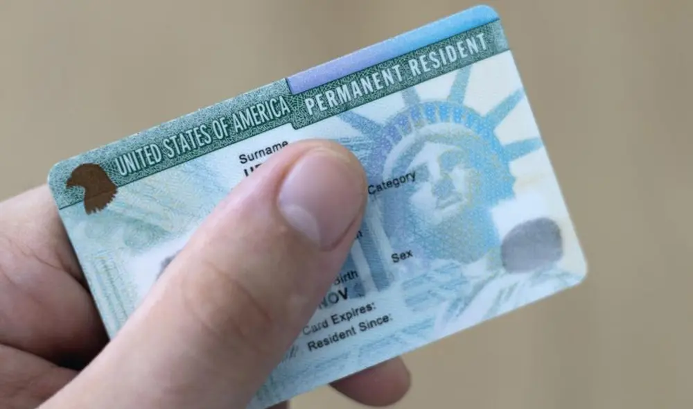 La green card es un documento que otorga la residencia permanente legal en los Estados Unidos. Foto: Univisión