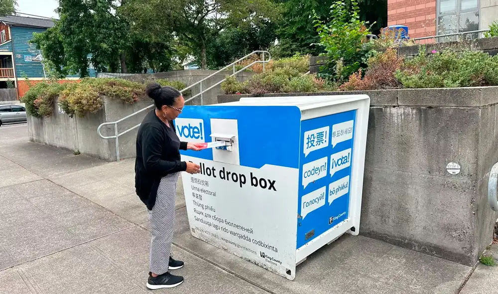 La Comisión de Asistencia Electoral de Estados Unidos establece que solo personal electoral autorizado debe tener acceso a las urnas. Foto: KNKX