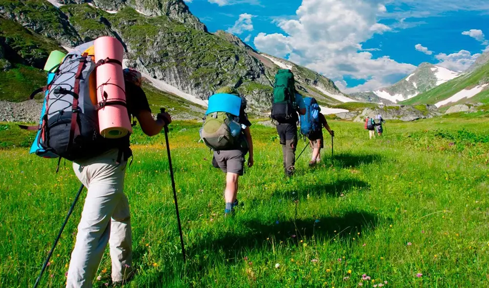 El senderismo es una actividad popular en todo el mundo, atrayendo a entusiastas de la naturaleza a recorrer paisajes espectaculares. Foto: Diagonal Mar