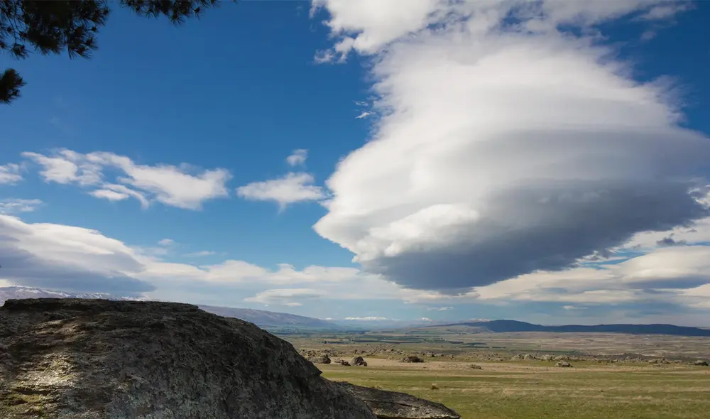 La "Taieri Pet" es una nube de tipo altocúmulo lenticular que destaca por mantenerse inmóvil sobre la misma región de Otago, Nueva Zelanda. Foto: Dunedin NZ La "Taieri Pet" es una nube de tipo altocúmulo lenticular que destaca por mantenerse inmóvil sobre la misma región de Otago, Nueva Zelanda. Foto: Dunedin NZ