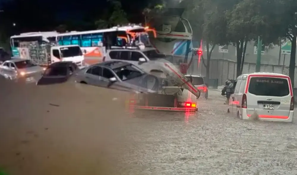 La alcaldía de Bogotá publicó imágenes de bomberos usando lanchas inflables para moverse entre los vehículos atrapados para ayudar a personas afectadas. Foto: composición LR/Canal 1/El Colombiano La alcaldía de Bogotá publicó imágenes de bomberos usando lanchas inflables para moverse entre los vehículos atrapados para ayudar a personas afectadas. Foto: composición LR/Canal 1/El Colombiano