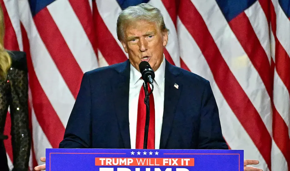 Trump ha prometido indultar a muchos acusados, a quienes califica de patriotas, aunque su capacidad para hacerlo es limitada. Muchos de estos procesados han solicitado el retraso de sus juicios, confiando en sus promesas de clemencia. Foto: AFP