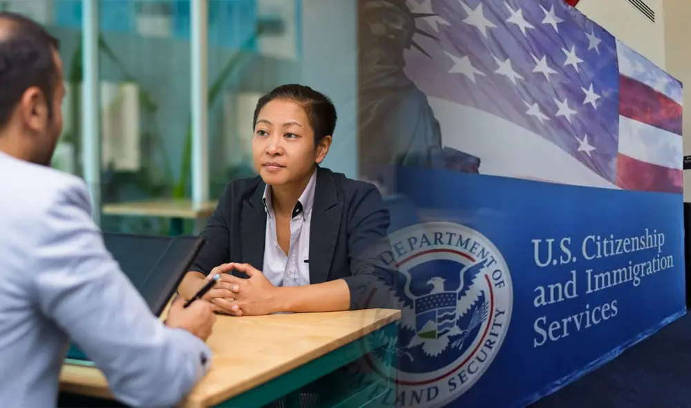 Ofrece una amplia gama de servicios, desde la solicitud de visas y tarjetas de residencia (green cards) hasta la naturalización y la ciudadanía. Foto: composición LR/Diario Las Américas/USA File