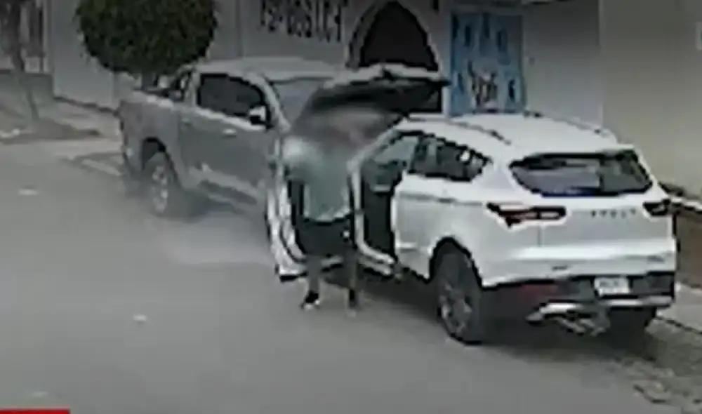 Joven desciende del cehículo tras protagonizar accidente. Foto: cptura de pantalla/América TV Joven desciende del cehículo tras protagonizar accidente. Foto: cptura de pantalla/América TV