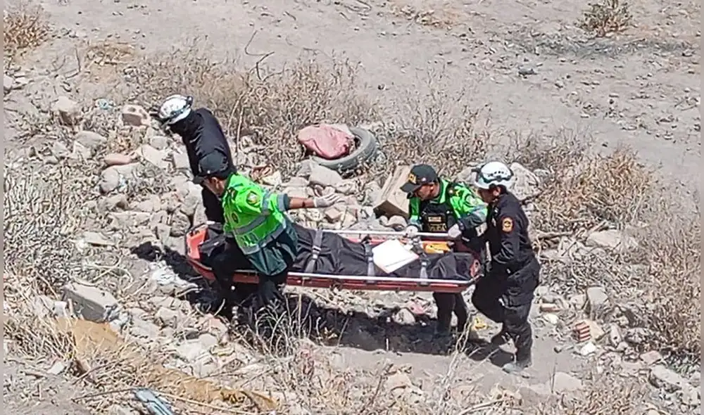 Agentes de la Policía realizaron el rescate del cadáver de una torrentera en Arequipa. Foto: PNP