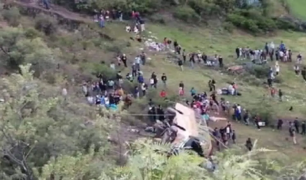 Pobladores ayudaron en el rescate de los pasajeros. Foto: difusión