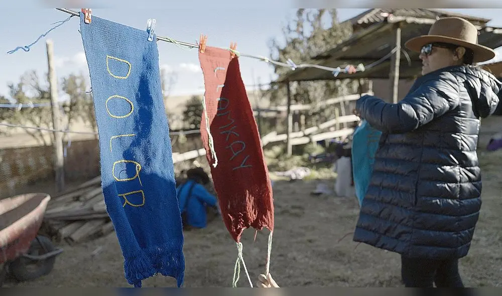 Chumpis. Alejandra Ballón Gutiérrez engancha los chumpis. En ellas se representa el dolor vivido. Chumpis. Alejandra Ballón Gutiérrez engancha los chumpis. En ellas se representa el dolor vivido.