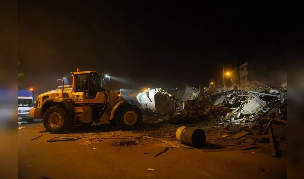 De madrugada. Maquinaria pesada llegó a la asociación Pedro Acuña y arrasó con viviendas.
