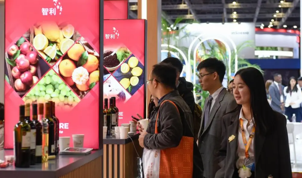 Personas visitan el estand de Chile durante la VII Exposición Internacional de Importaciones de China (CIIE, por siglas en inglés), en Shanghai, en el este de China, el 7 de noviembre de 2024.