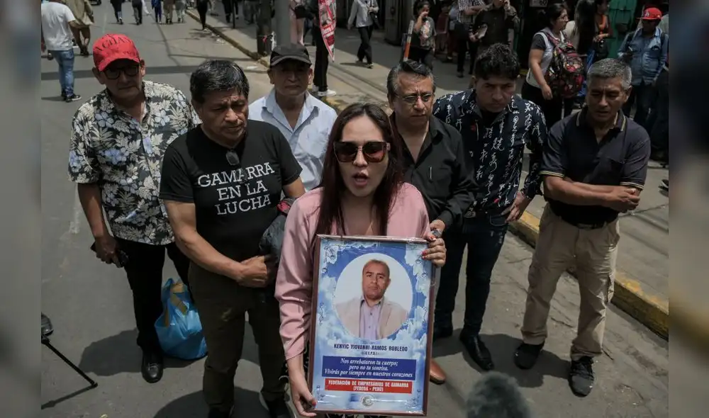 Piden justicia. Empresarios, productores y trabajadores dijeron estar consternados por el asesinato del confeccionista Kenyi Ramos, quien trabajó 20 años en el emporio de Gamarra. Foto: Miguel Vásquez/La República Piden justicia. Empresarios, productores y trabajadores dijeron estar consternados por el asesinato del confeccionista Kenyi Ramos, quien trabajó 20 años en el emporio de Gamarra. Foto: Miguel Vásquez/La República
