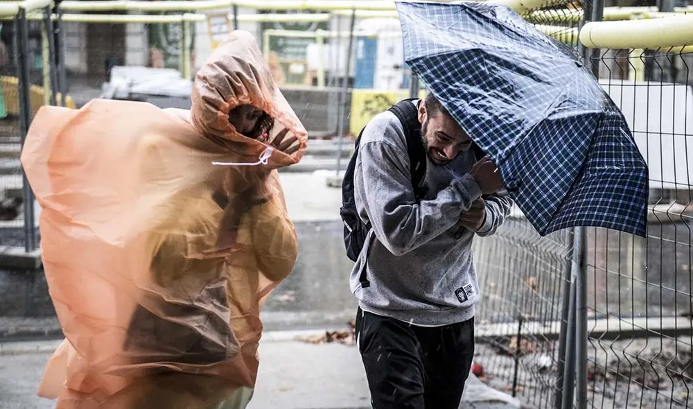 La Aemet emitió un aviso rojo por fuertes lluvias en varias zonas de Andalucía y Cataluña, con acumulaciones de hasta 180 mm en Tarragona. Se prevé un impacto severo en Málaga y áreas cercanas. Foto: Jordi Cotrina / El Periodico La Aemet emitió un aviso rojo por fuertes lluvias en varias zonas de Andalucía y Cataluña, con acumulaciones de hasta 180 mm en Tarragona. Se prevé un impacto severo en Málaga y áreas cercanas. Foto: Jordi Cotrina / El Periodico