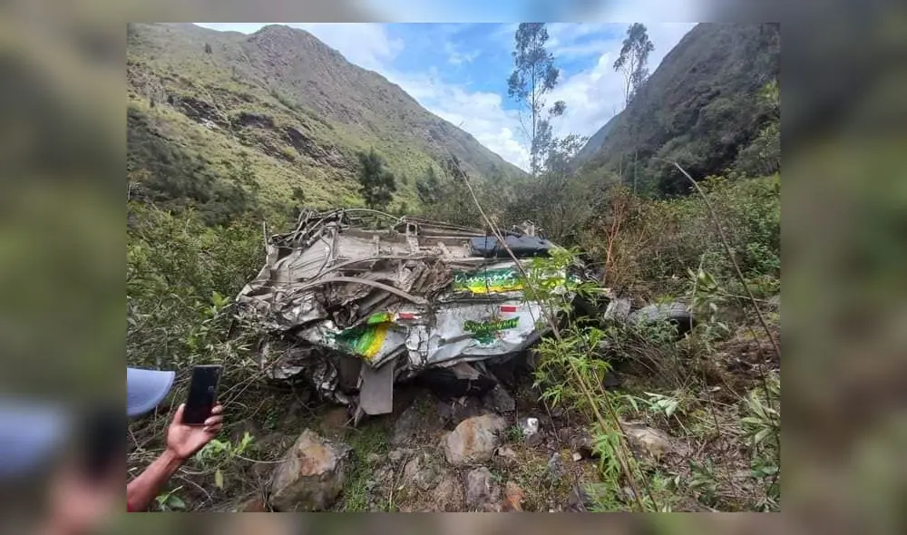 Tragedia. Así quedó la miniván que cayó a un abismo de 200 metros de profundidad. Uno de los fallecidos es el conductor. Foto: La República Tragedia. Así quedó la miniván que cayó a un abismo de 200 metros de profundidad. Uno de los fallecidos es el conductor. Foto: La República