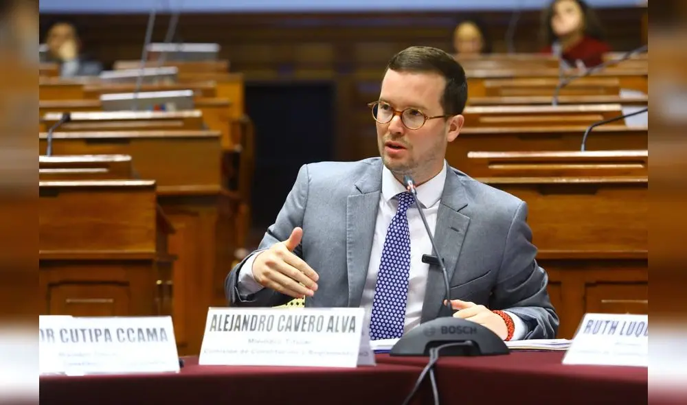 Alejandro Cavero defendió el bono navideño de S/1.700 frente a la prensa. Foto: Congreso