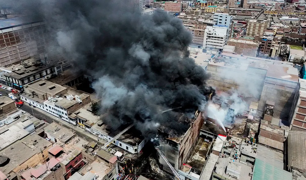 El incendio en Lima ha movilizado a 40 unidades de bomberos. Foto: Miguel Vásquez/La República El incendio en Lima ha movilizado a 40 unidades de bomberos. Foto: Miguel Vásquez/La República