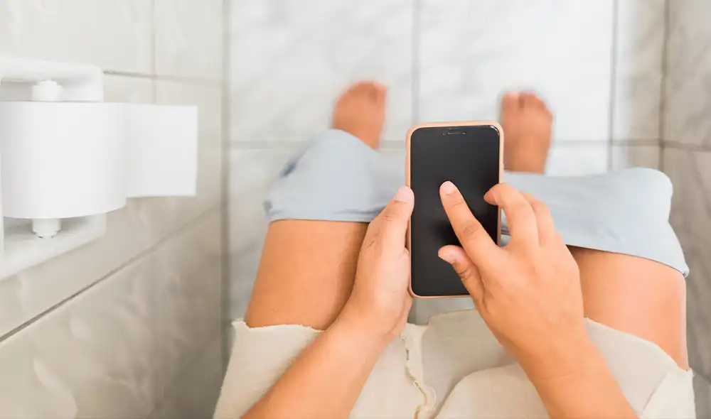 Los expertos recomiendan levantarse del inodoro y caminar si pasa cierta cantidad de minutos. Foto: Freepik Los expertos recomiendan levantarse del inodoro y caminar si pasa cierta cantidad de minutos. Foto: Freepik