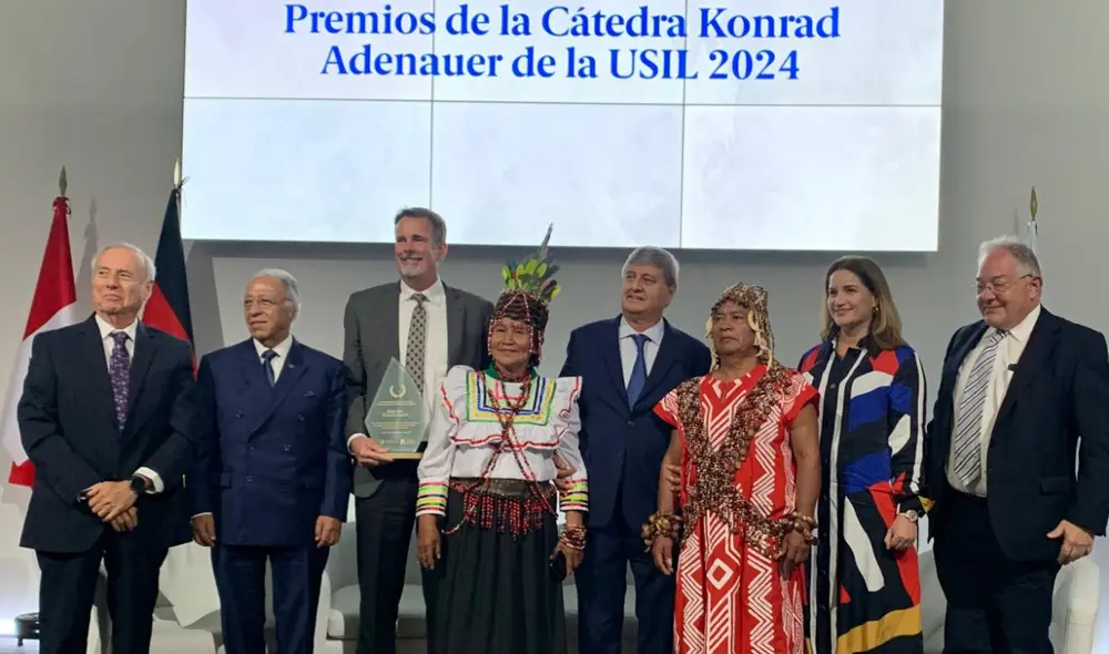 Ocho Sur recibió el Premio "Cátedra Konrad Adenauer USIL 2024", destacando su compromiso con la economía social y valores democráticos. Fuente: Difusión. Ocho Sur recibió el Premio "Cátedra Konrad Adenauer USIL 2024", destacando su compromiso con la economía social y valores democráticos. Fuente: Difusión.