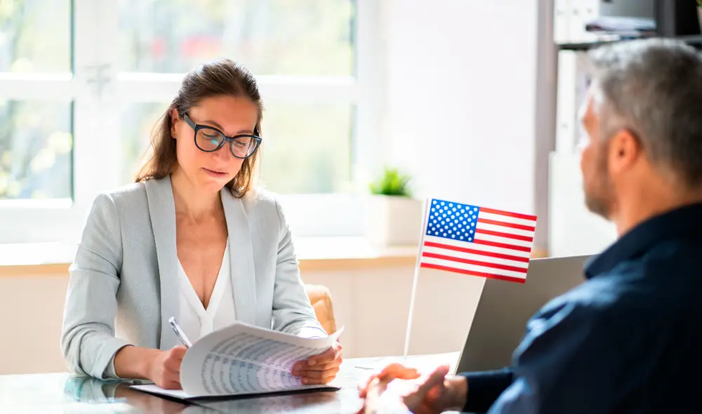 USCIS ha publicado un listado de preguntas que abarcan aspectos personales, familiares, del estatus migratorio, empleo e ingresos, y relaciones interpersonales. Foto: Hispano Press