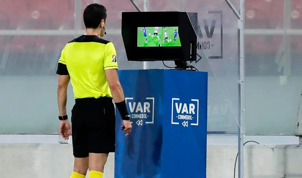 El VAR se usa en las principales competencias de las federaciones más importantes del mundo. Foto: AFP