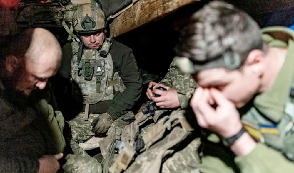 Mientras los líderes mundiales ignoran las súplicas de armas de Zelensky, el Gobierno de EE. UU. levanta la prohibición para que contratistas militares apoyen a Ucrania, buscando fortalecer su defensa. Foto: composición LR/AFP.