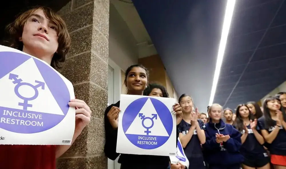 La legislación, impulsada por republicanos, espera la firma del gobernador Mike DeWine. Impone restricciones de baño y vestuarios, afectando a todos los niveles educativos en el estado. Foto: composición LR/AFP.