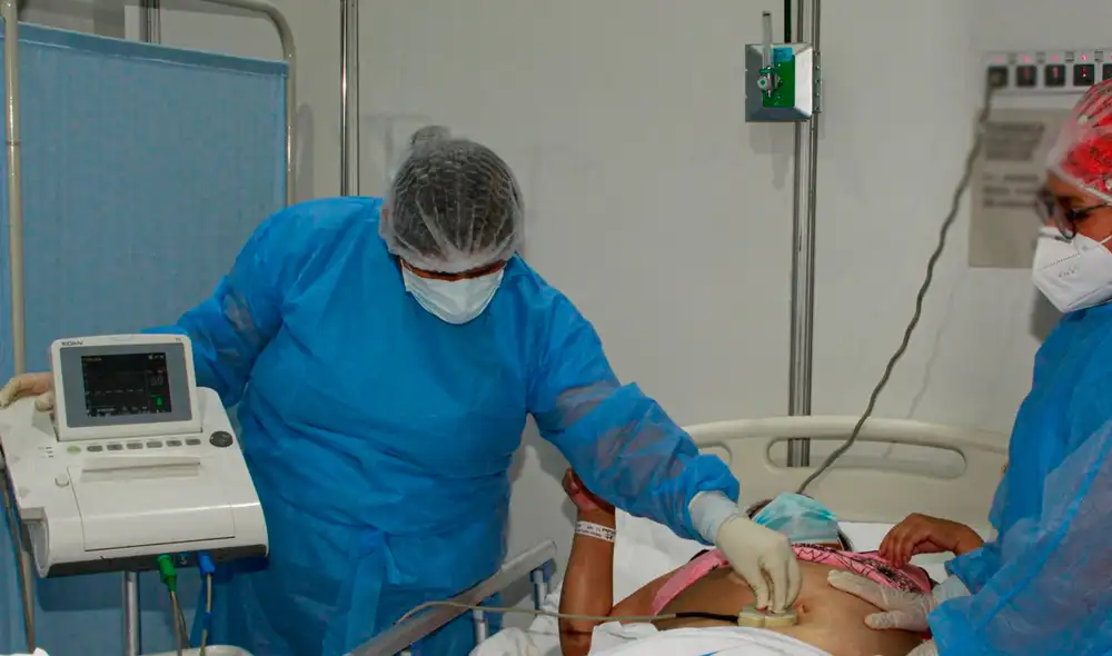 A pesar de la grave complicación, Marisa logró dar a luz a tres saludables niñas, un testimonio de su fortaleza y la capacidad del personal médico ante situaciones críticas. Foto: composición LR/AFP.