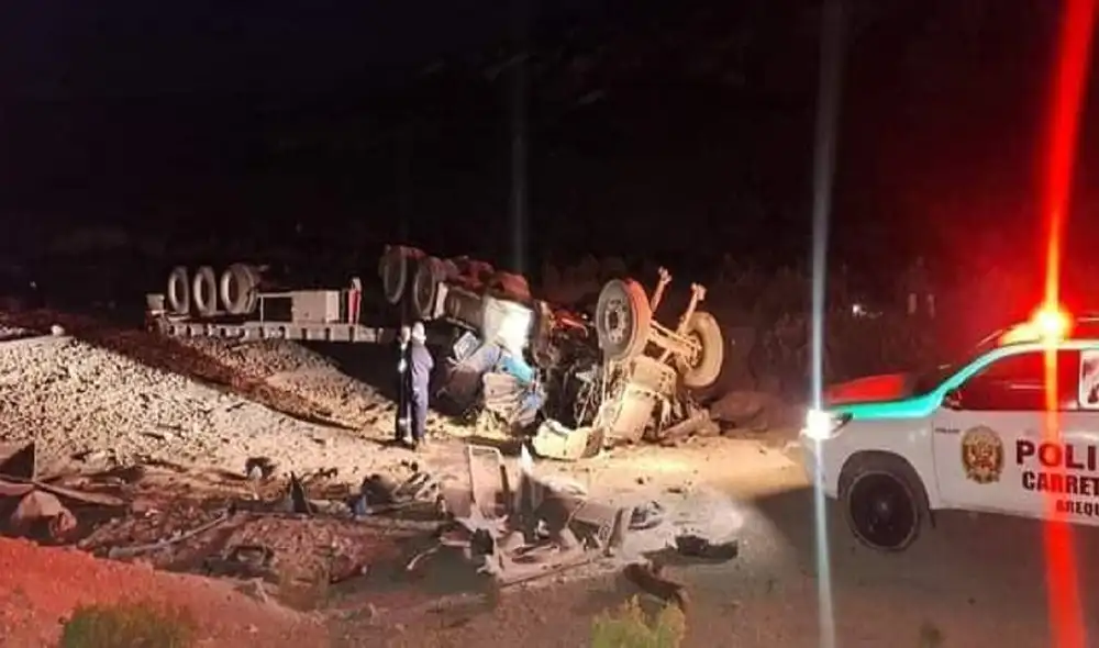 Policía investiga causas del accidente que dejó a una persona fallecida. Foto: Puerto Bravo noticias Policía investiga causas del accidente que dejó a una persona fallecida. Foto: Puerto Bravo noticias