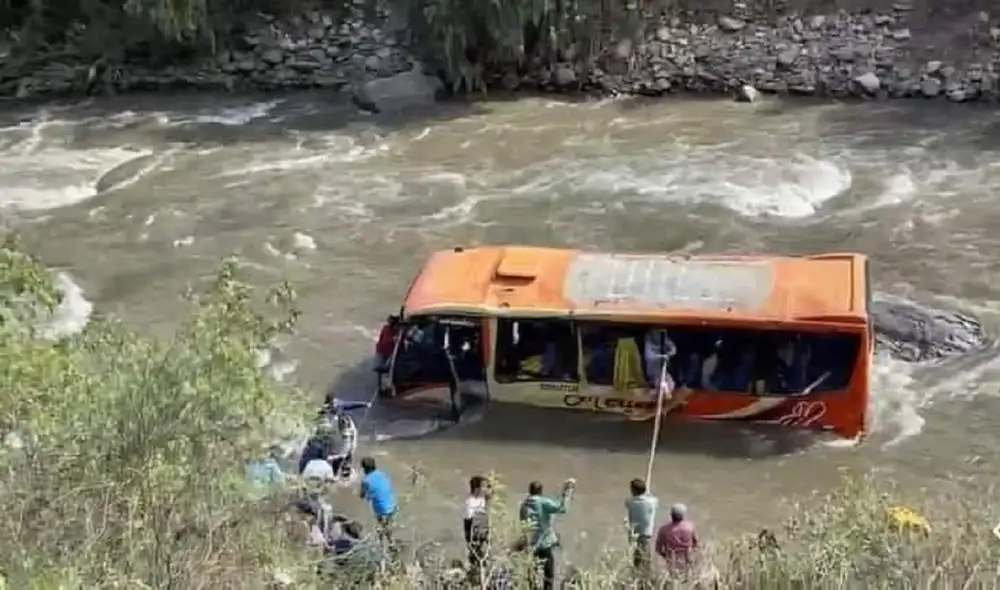 Tragedia en Áncash: una mujer muere y más de 10 pasajeros sobreviven a ...